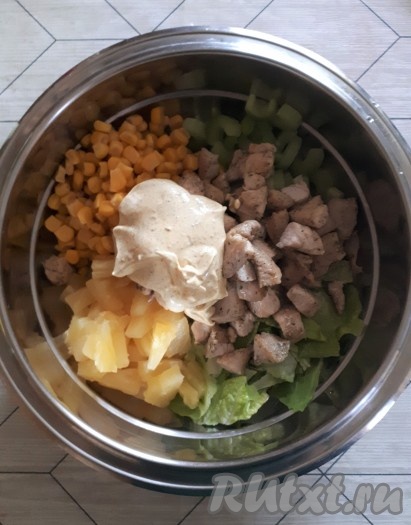 Приготовить соус для заправки салата, для этого соединить майонез и карри, перемешать до однородности. Заправить салат, перемешать. Посолить и поперчить салат по вкусу.