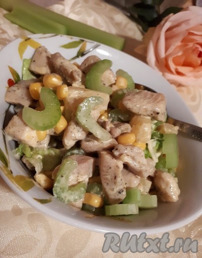 Очень вкусный, сочный и освежающий салат с куриной грудкой «Калифорния» готов, остаётся выложить его в салатницу и подать к столу.