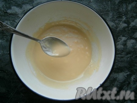 Дать смеси шоколада и масла остыть до тёплого состояния.
