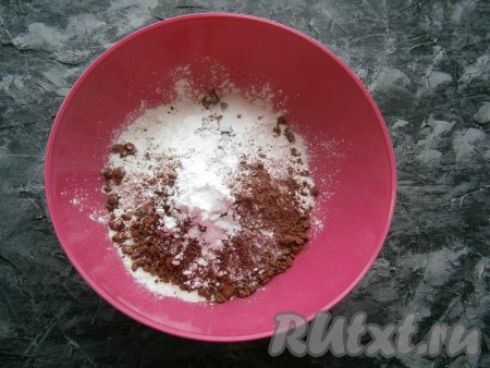 Смешать в отдельной миске муку, разрыхлитель и какао-порошок.
