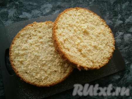 Разрезать остывший белый бисквит на 2 части.
