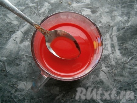 В молоко комнатной температуры добавить пищевой краситель, хорошо размешать его.