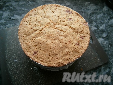 Эту часть белого бисквита, смазанную кремом, перевернуть кремом вниз и накрыть весть торт, немного утрамбовать (придавить руками) и отправить торт в холодильник на 2 часа.
