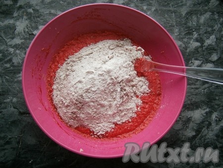 Просеять муку, разрыхлитель и какао, добавить их в жидкую смесь.
