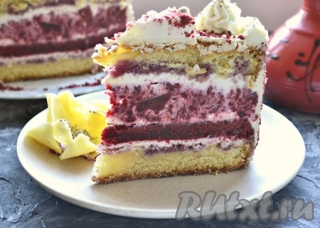 В разрезе торт "Искушение" смотрится очень необычно!&nbsp;