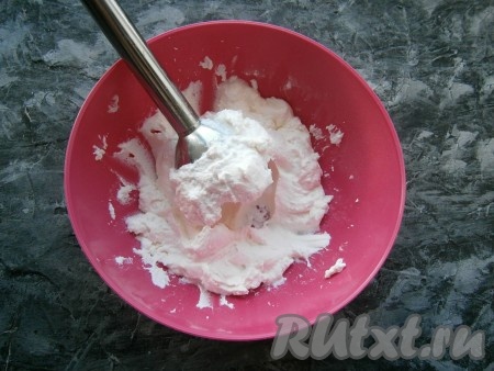 Погружным блендером взбить творожную массу до однородности.
