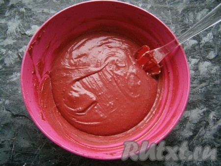 Лопаткой, аккуратно перемешивая, замесить гладкое, похожее на сметану тесто.