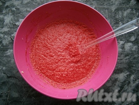 Молоко, смешанное с красителем, влить в яично-масляную смесь и тщательно перемешать или взбить миксером.
