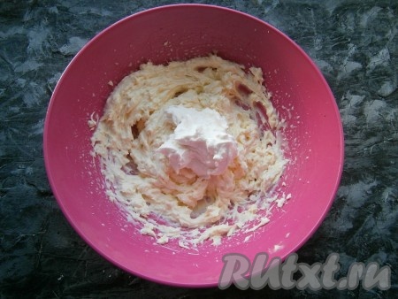 Теперь, также, продолжая взбивать, в смесь масла и сгущёнки добавлять понемногу творожную массу.
