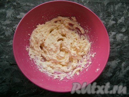 Продолжая взбивать, добавить в масло 100 грамм сгущённого молока.
