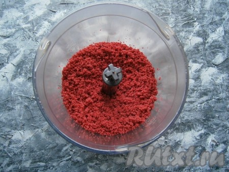 Срезать с красного коржа "шапочку", поместить в чашу блендера и измельчить до крошки.