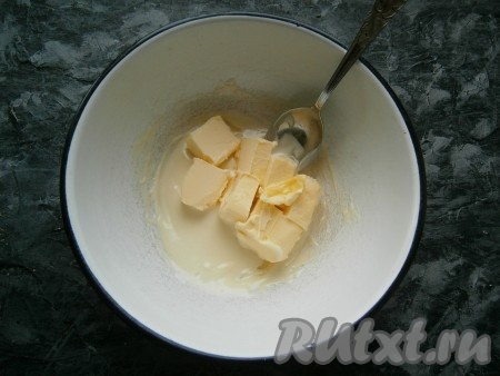 Далее нужно приготовить ганаш, чтобы покрыть им и выровнять торт. Для этого нужно растопить на водяной бане белый шоколад, добавить в него размягчённое сливочное масло (масло нужно достать заранее из холодильника, чтобы оно полежало и размягчилось).
