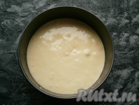 Дно такой же разъёмной формы диаметром 18 см застелить пергаментной бумагой и вылить в неё тесто.
