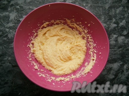 Яйцо с маслом и сахаром взбить миксером в течение 1-2 минут.
