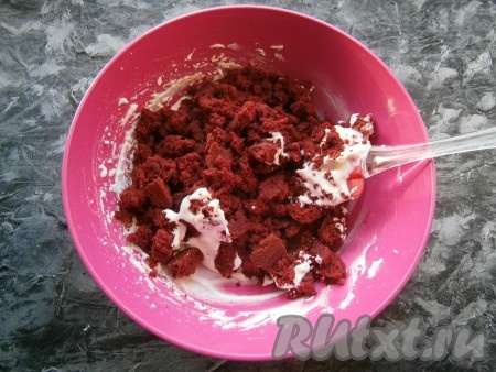 1/3 крема, отложенного в миску, и 50 грамм сгущёнки взбить или перемешать миксером, затем добавить одну половину красного коржа, поломанную на кусочки.

