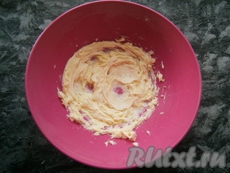 Сливочное масло достать заранее, чтобы оно размягчилось. Затем взбить его миксером в течение 1-2 минут.
