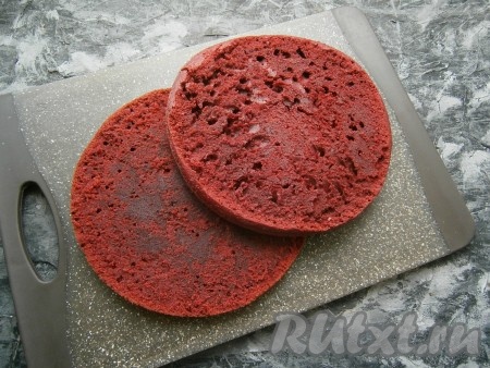 Сам корж "Красный бархат" разрезать на 2 части (в дальнейшем в процессе формирования торта одну часть коржа оставим целой, а вторую - поломаем на кусочки).
