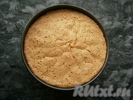 Бисквит выпекать в разогретой до 180 градусов духовке около 30 минут, после чего оставить его в форме на 10 минут, извлечь из неё и остудить.
