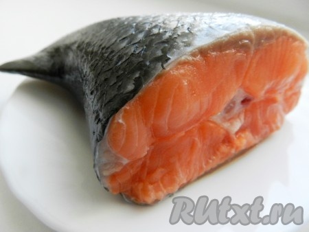 Семгу очистить от чешуи, вымыть. Положить в кастрюлю, залить холодной водой и сварить рыбный бульон, посолить.