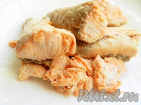 Когда рыбный бульон сварится, семгу из него вытащить, очистить от кожи и костей, бульон процедить.