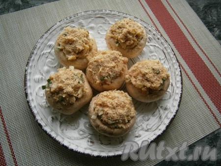 Сверху саму начинку посыпать панировочными сухарями.
