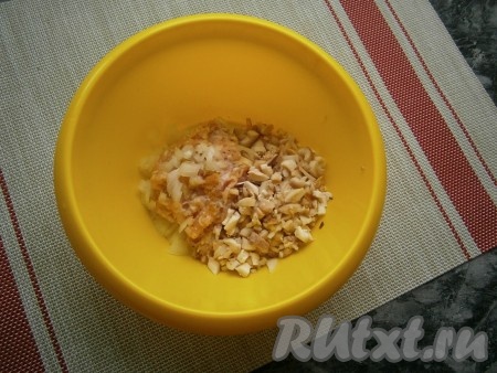 К фаршу добавить мелко нарезанный лук и половину мелко нарезанных ножек, которые были удалены.
