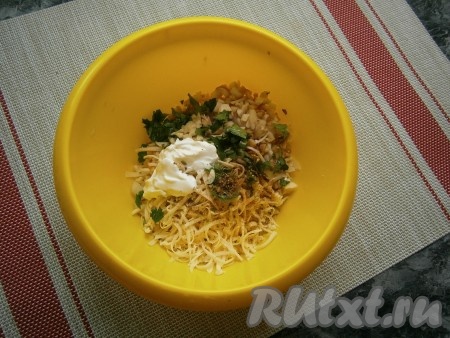 Сюда же добавить натёртый на средней (или мелкой) тёрке сыр, измельчённую петрушку, мелко нарезанный чеснок, сметану, соль, перец и хмели-сунели, влить соевый соус и оливковое масло.
