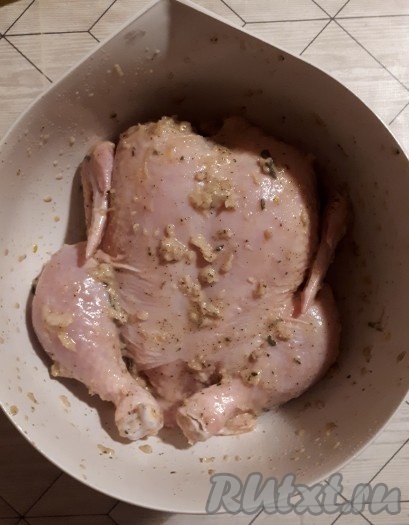 Получившейся кашицей тщательно натереть курицу снаружи и, по возможности, изнутри.
