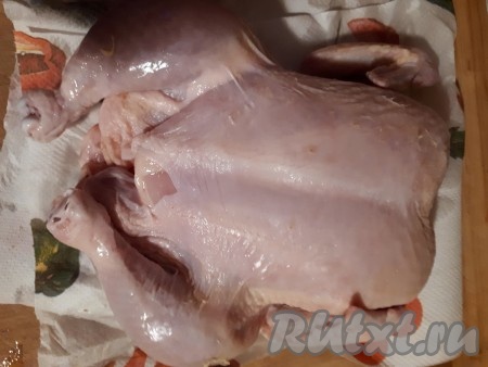 Куриную тушку вымыть, обсушить бумажными полотенцами.