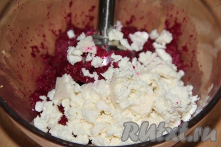 Брынзу раскрошить и тоже добавить в свекольное пюре.
