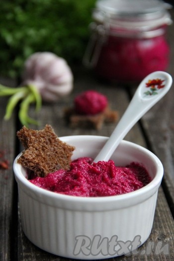 Приготовленный яркий, очень вкусный паштет из свеклы можно сразу подать к столу, например, наполнив им тарталетки или выложив на кусочек хлеба. Хранить его можно в стеклянной банке с крышкой в холодильнике в течение 3 дней. Свекольный паштет, приготовленный по этому рецепту, прекрасно разнообразит меню и приятно удивит отменным вкусом, попробуйте!
