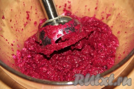 С помощью блендера (я использовала погружной блендер) пюрировать свеклу с яйцом.
