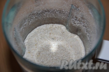 Измельчить хлопья в муку.
