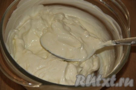 Перемешать крем ложкой.
