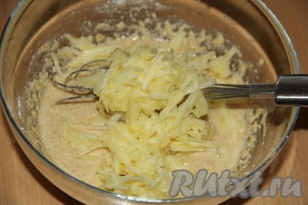 Натереть на тёрке яблоко, предварительно очищенное от кожуры, и добавить в овсяное тесто, перемешать.
