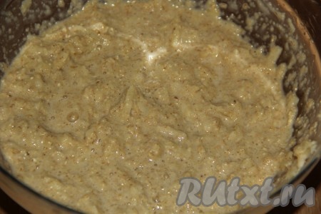 Тесто получается в меру густым и очень напоминает тесто для оладий.
