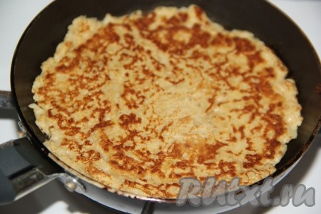 Выпекать овсяноблин с двух сторон до золотистого цвета на среднем огне. Затем готовый овсяноблин переложить на тарелку.
