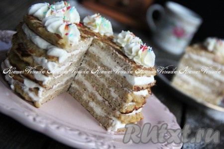 На смазанный овсяноблин выложить следующий овсяноблинчик и тоже смазать крем. Таким образом собрать торт. Верхний корж я смазывать не стала, а украсила его оставшимся кремом, предварительно выложив его в кулинарный мешок, и кондитерской посыпкой. Поставить тортик в холодильник на пару часов. Готовый очень вкусный и нежный торт из овсяноблинов нарезать и подать к чаю. Этот необычный тортик, наверняка, понравится многим!
