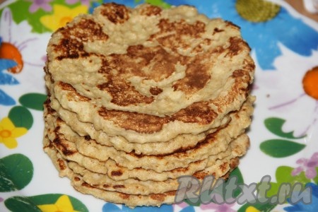 Аналогично испечь все овсяноблины. У меня получилось 6 блинчиков. Готовые овсяноблины остудить.
