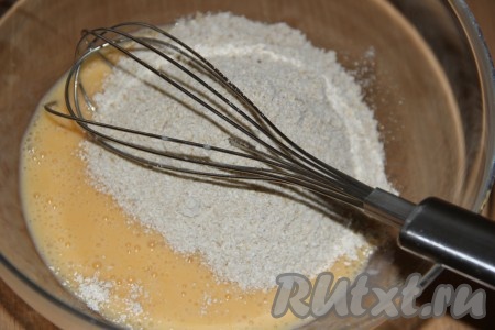 В смесь яиц и молока всыпать измельчённые овсяные хлопья, перемешать получившееся тесто.
