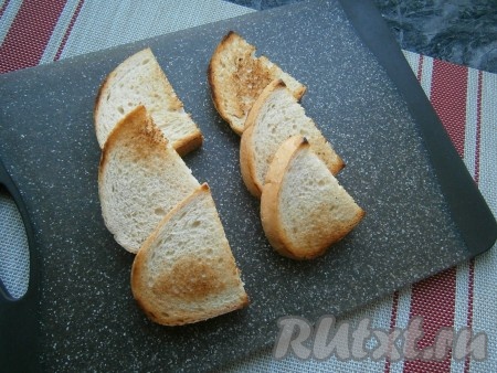 Обжарить их немного с двух сторон и подсушить на сухой сковороде, дать остыть.
