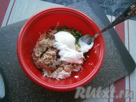 Сюда же добавить майонез и сметану, тщательно перемешать.
