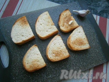 Слегка натереть одну сторону батона чесноком.