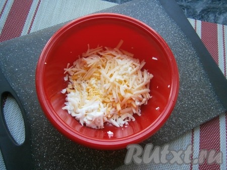 Яйцо и сыр натереть на крупной (или средней) тёрке.
