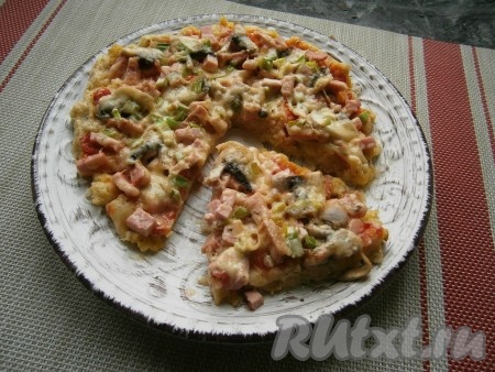 Дать пицце немного остыть и можно её резать на части.
