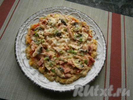 Отправить тарелку с пиццей в микроволновку ровно на 5 минут при мощности 750-800 Ватт.