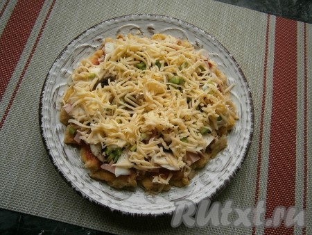 Пиццу посыпать сыром, натёртым на средней тёрке.
