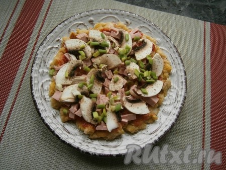 Лук зеленый измельчить и распределить его сверху.