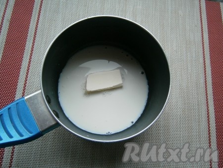 Отправить конфеты в морозилку на 15-20 минут. Пока они охлаждаются, нужно приготовить глазурь для покрытия конфет. Для этого нужно в ковшик налить молоко, добавить кусочек сливочного масла.