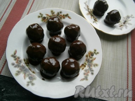 Любую ровную посуду (или досочку) слегка смазать растительным маслом, выложить покрытые глазурью конфеты.